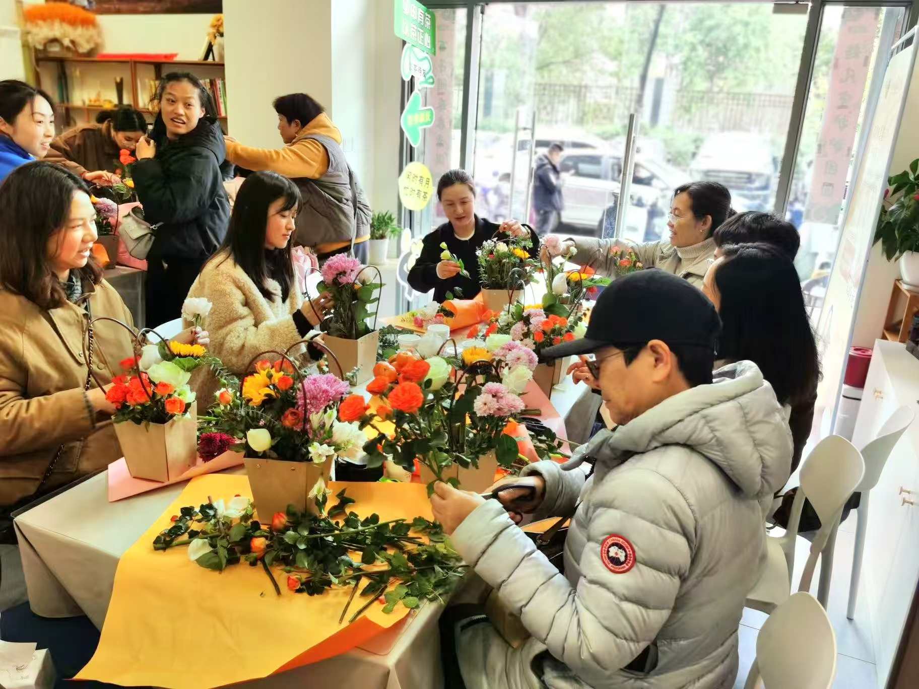 澳门赌场老虎机游戏指南
组织女职工学习插花艺术庆“三八...